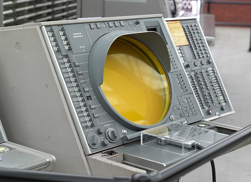 SAGE系统的控制台，屏幕下方小盒子里的就是光枪