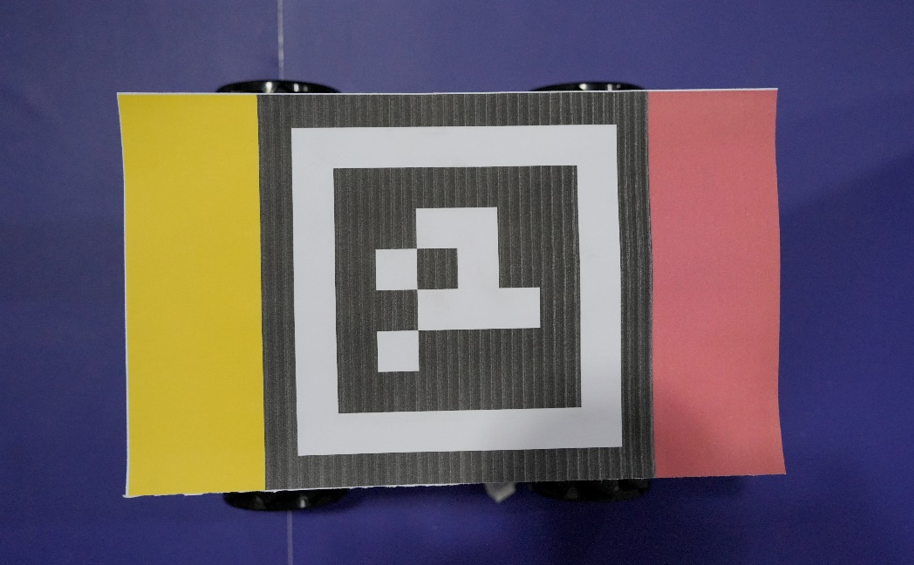 ▲ 图2.1.3 车模顶部的方位标识牌