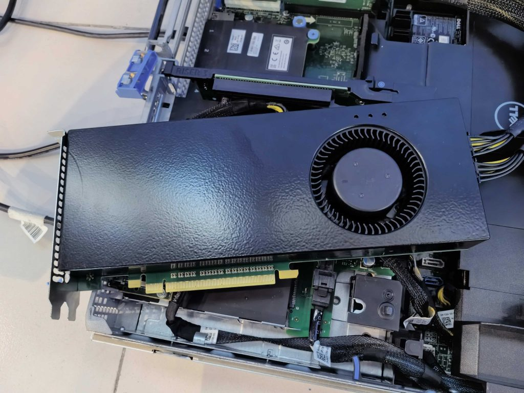 显卡安装于戴尔 R730xd 服务器中