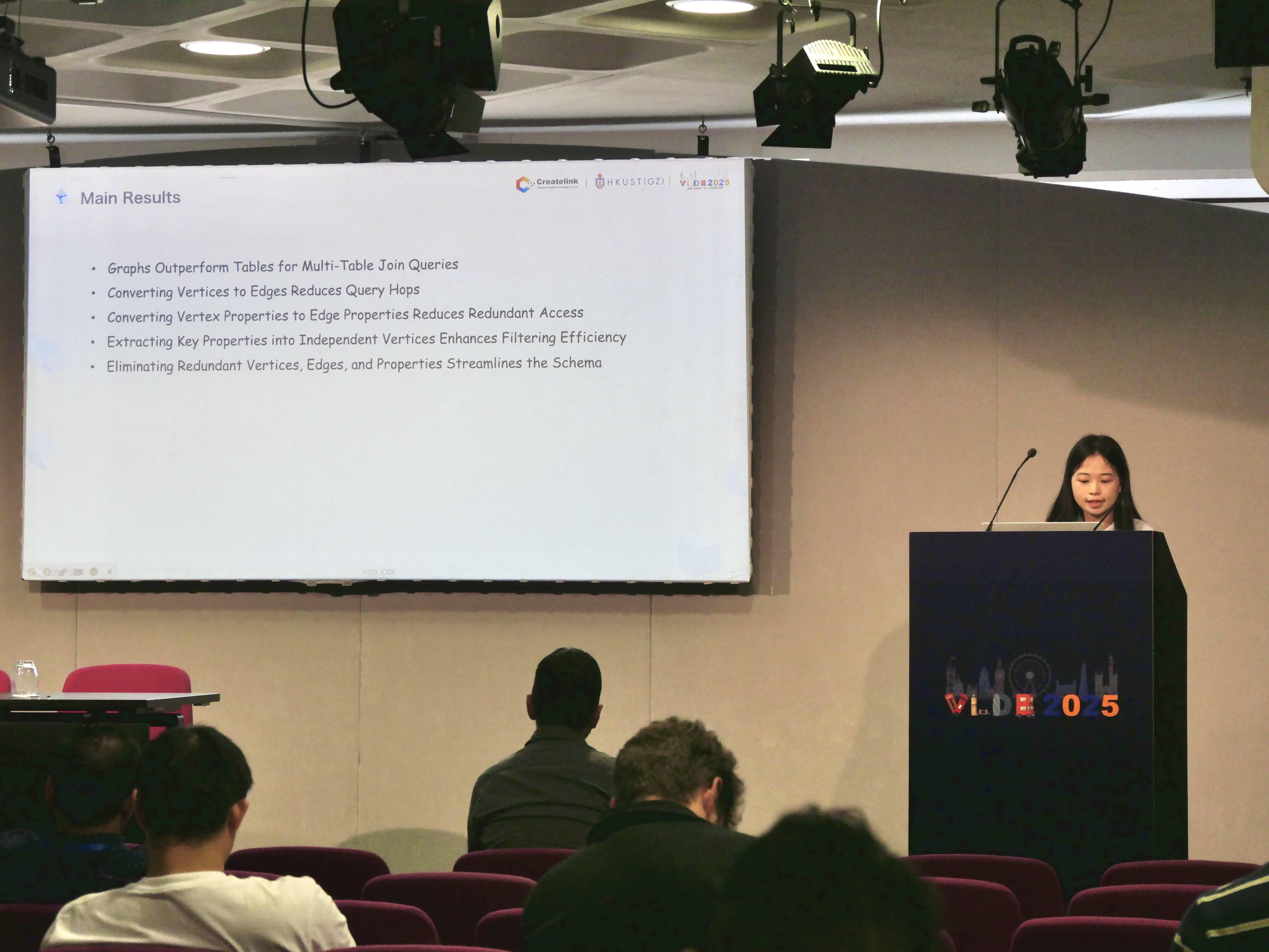 ▲创邻科技技术专家童冰进行现场汇报