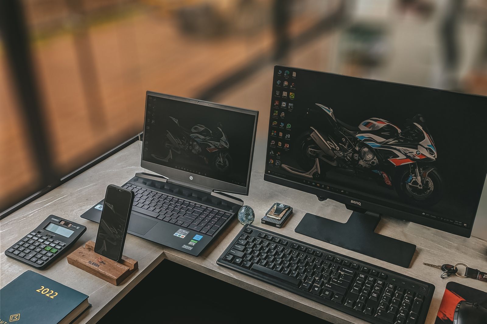 图:办公桌上的电脑与键盘
