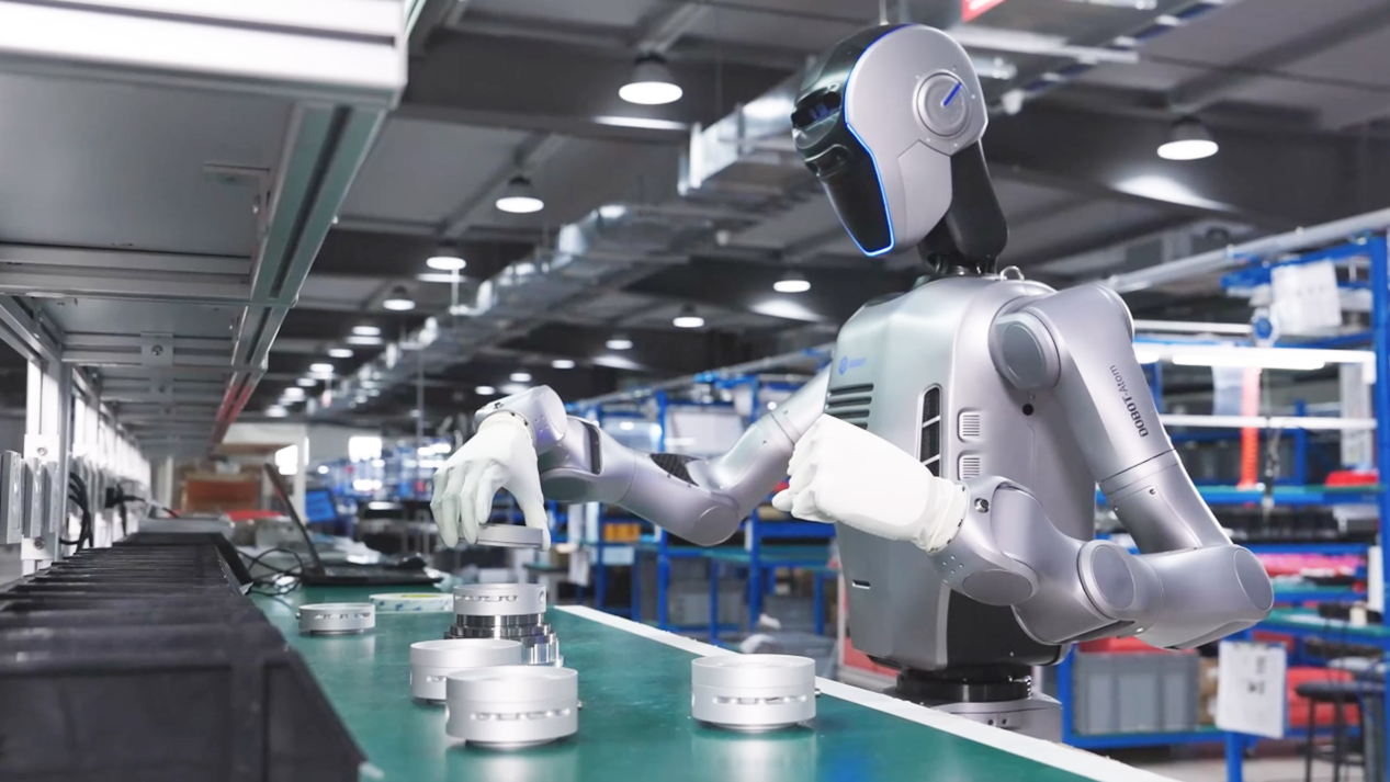 越疆DOBOT Atom在工业场景执行双臂操作