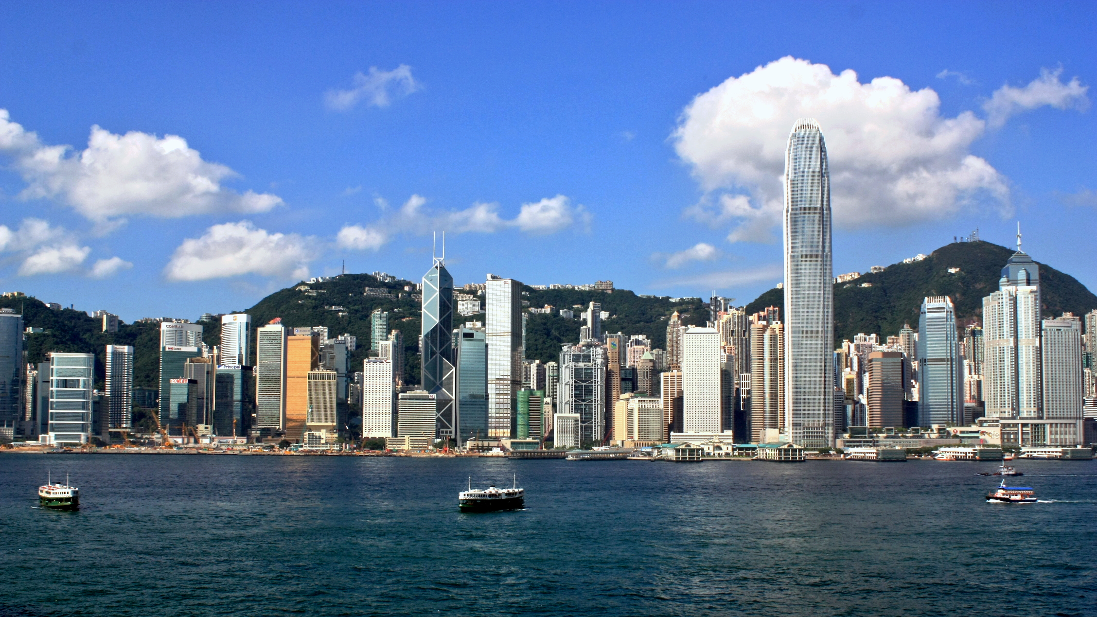图:香港维港天际线腾讯控股上市地香港现金流与估值叙事的重要背景