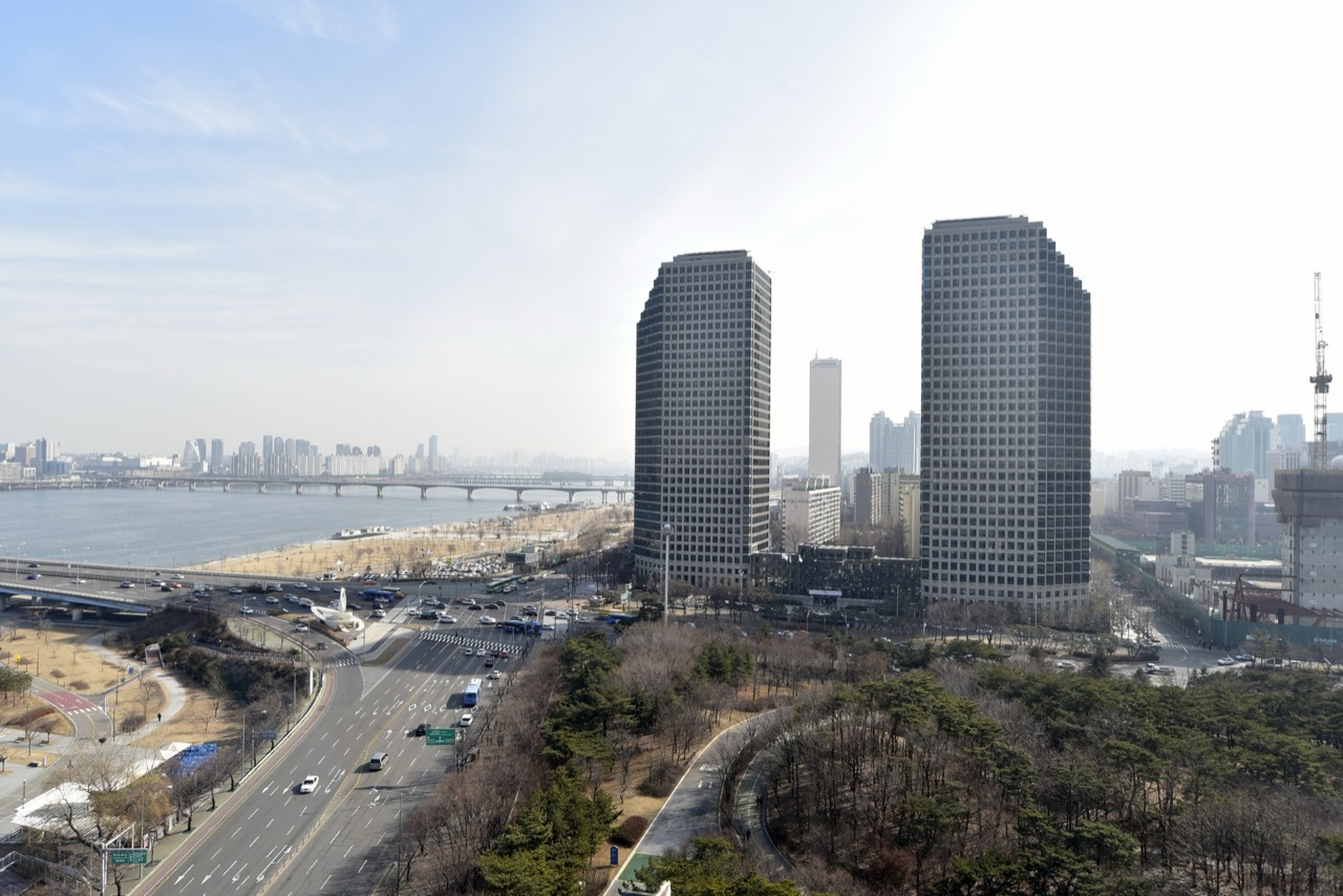 图:LG 双塔总部大楼，对应 LG 押注人形机器人路线的决策方