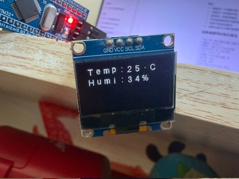 图4：真实硬件结果。GaryCLI 完成开发闭环后，OLED 已实际显示 DHT11 温湿度数据。