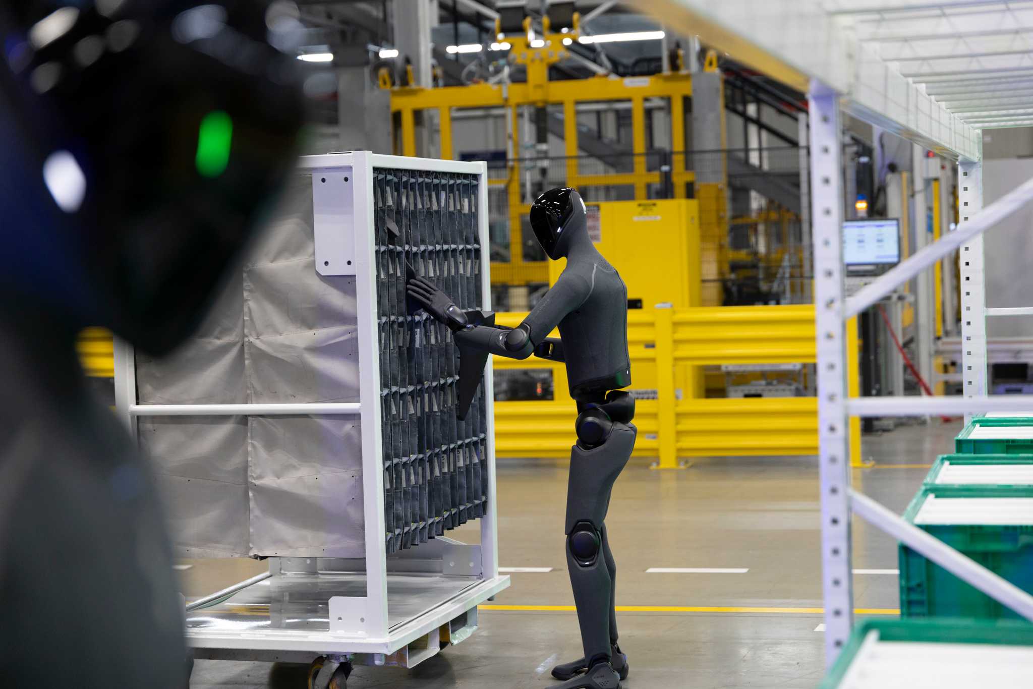 图:人形机器人在真实场景中的形态，对应两家公司交付进度的现实差异