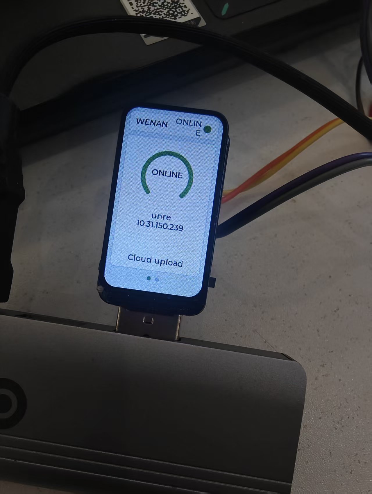 连上 WiFi 后，后台里能看到上传状态