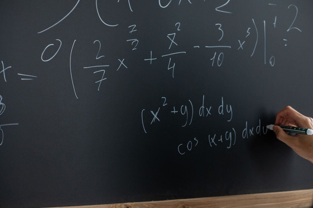 图:数学公式与黑板基础课的每一页都是赛场的弹药