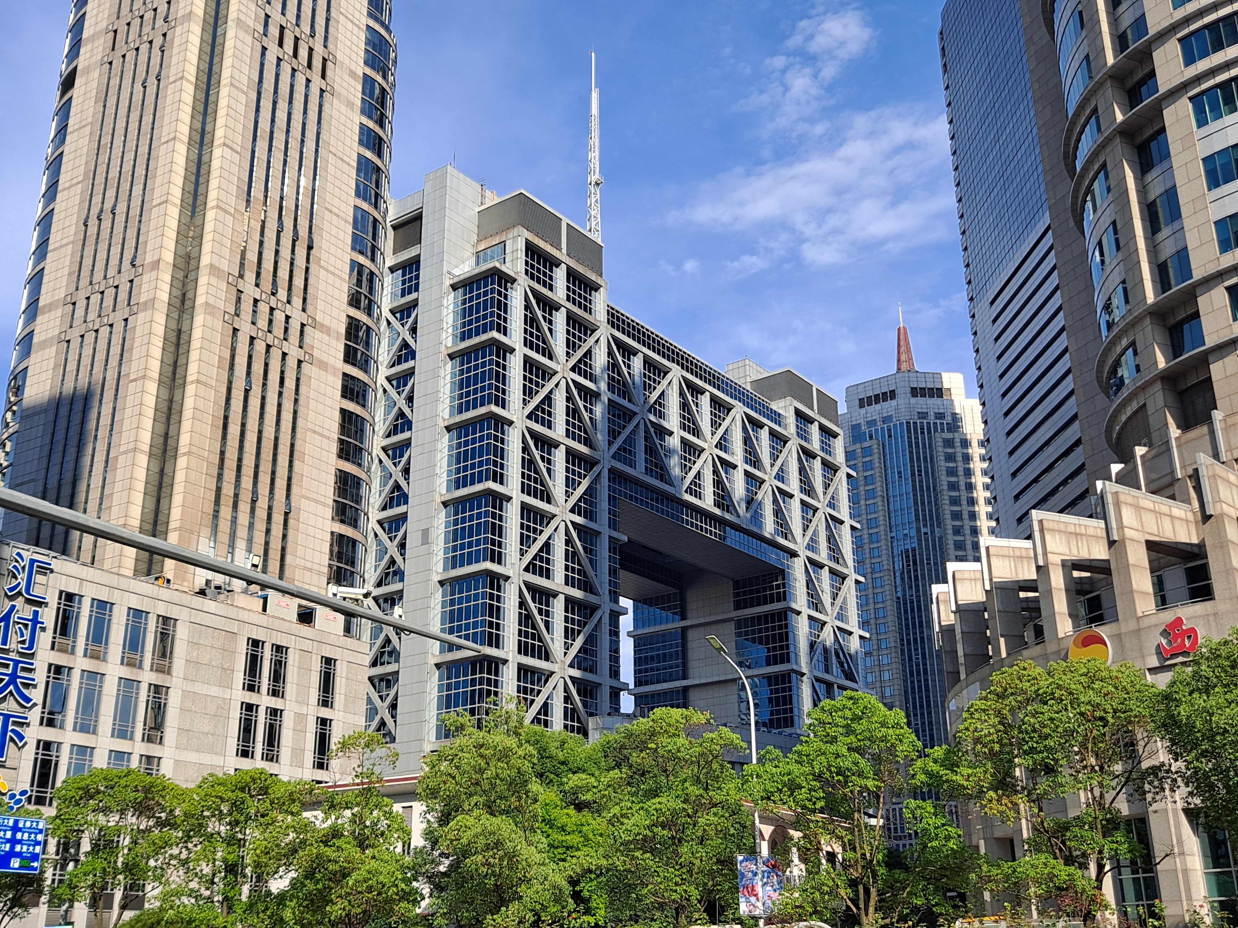 图:上海证券交易所流动性投放通过银行体系最终传导至债券与资本市场