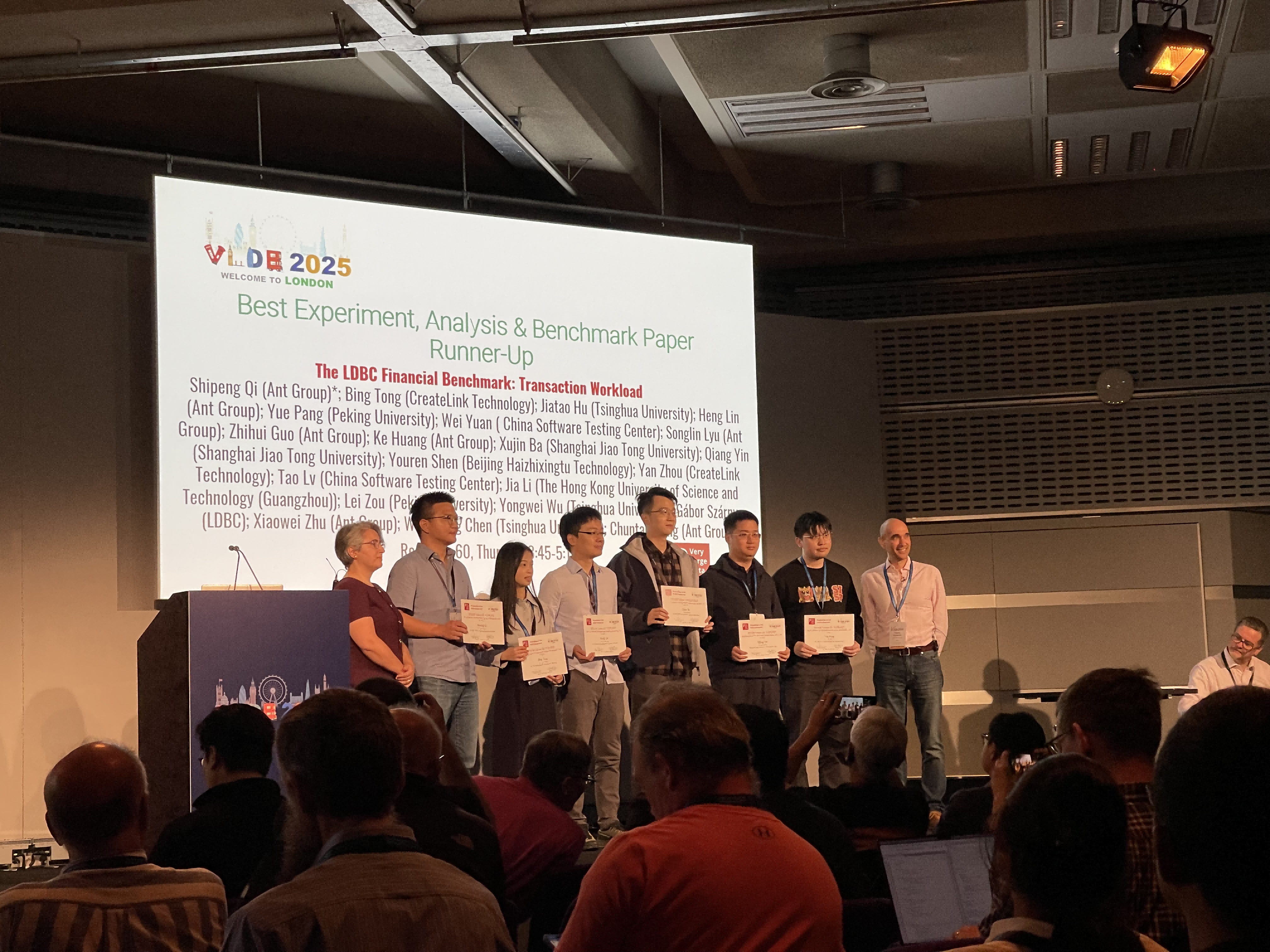 ▲ VLDB 2025会议颁奖现场