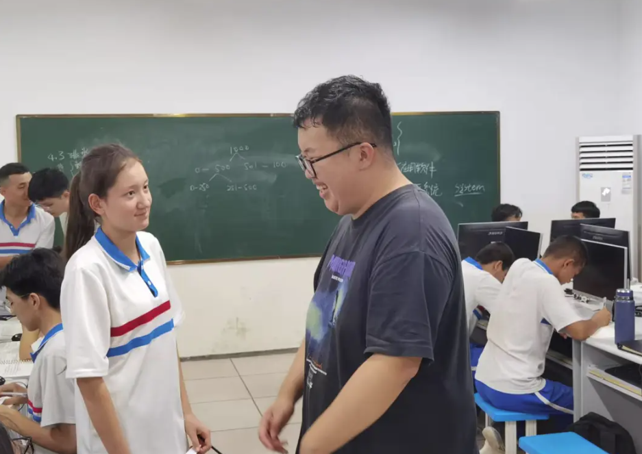 ▲ 图3.2 课后，周圣策与同学进行讨论