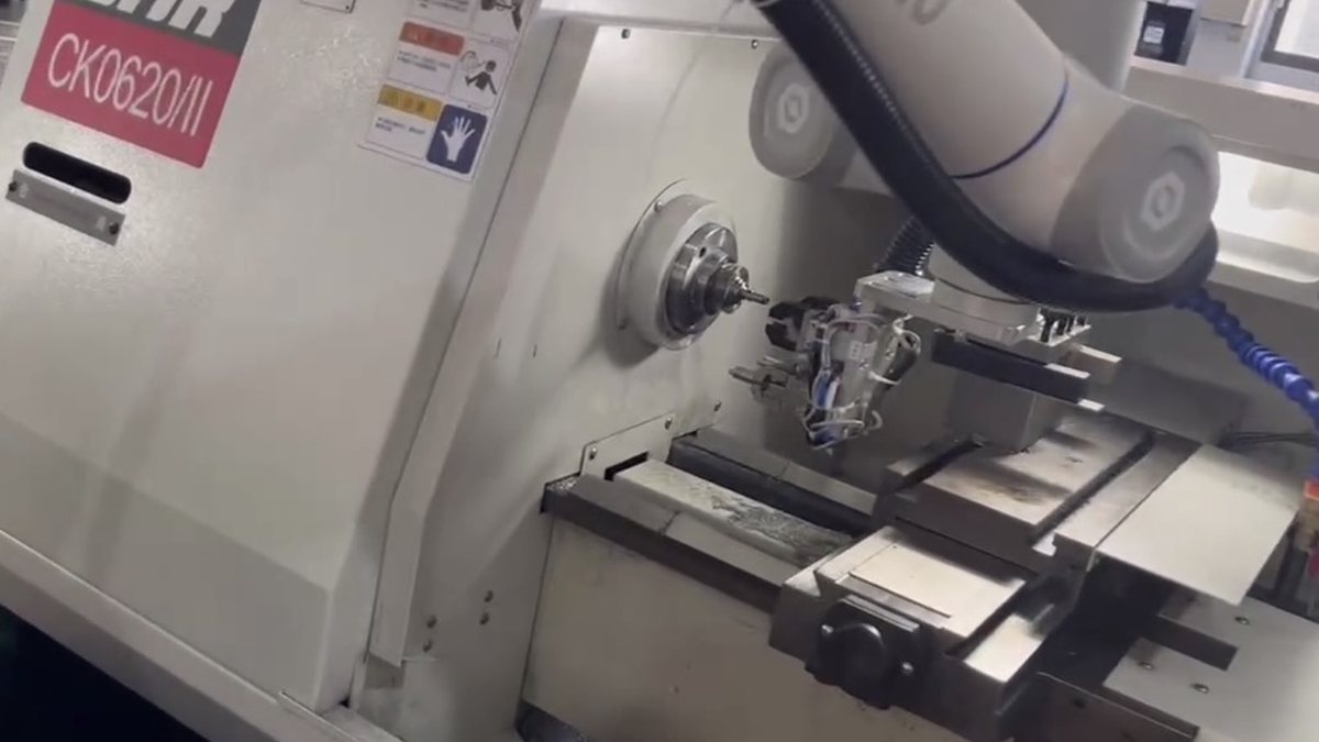 协作机器人深入CNC机床完成工件取放