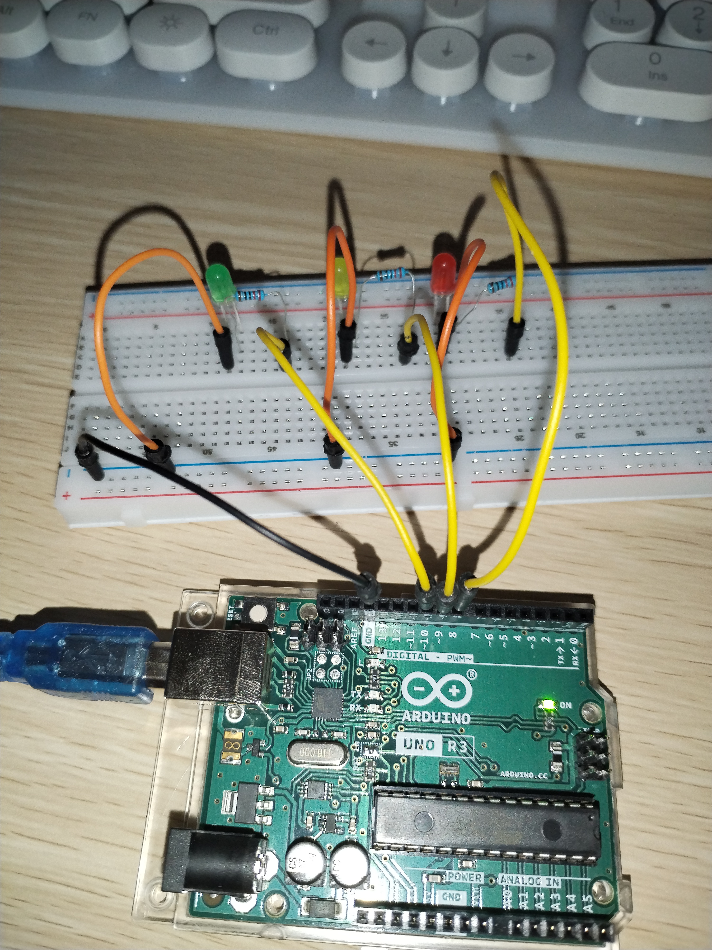 利用Arduino IED制作红绿灯，如何让红黄绿三个灯各亮5秒。_arduino 红黄绿同时亮-CSDN博客