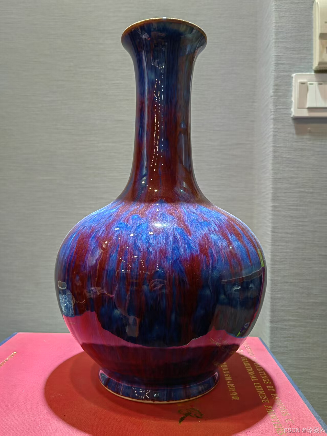 乾隆时期瓷器制作的高超水平，具有重要的文化与收藏价值。_乾隆窑变红