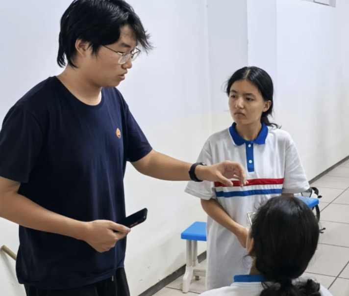 ▲ 图3.1 王鸿瑞为同学答疑