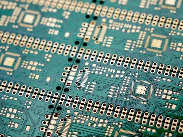 AI算力“狂飙”,PCB如何“跟上节奏”?嘉立创高多层板成关键_算力pcb机会怎么选-CSDN博客