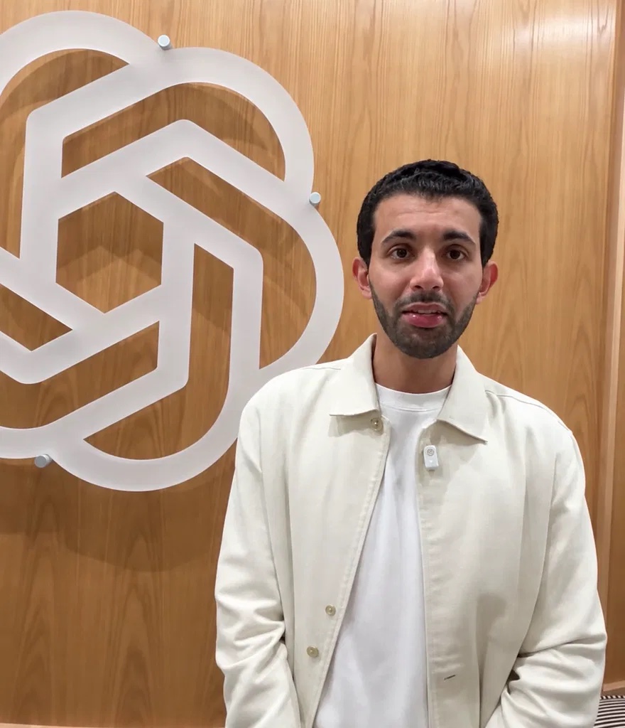 
▲ 图:Abdulrahman Alfozan(图片来源待确认)
Alfozan 从 2025 年 7 月起在 OpenAI 做工程师。他被控使用或企图使用设备截听口头通讯,最高可判 5 年监禁,罚款 25 万美元。
10 月 9 日被捕,10 月 13 日首次出庭,目前羁押。据 CBS,羁押听证定在 10 月 19 日。他的律师提醒,别因为国籍把这个案子政治化。
02 他是怎么做的
起诉书称,9 月 28 日前后,他把录音器裹在卫生纸里,插进总部高管会议室电视背面的 USB 口。录音内容经过加密。
