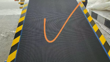 输送机皮带材质选型指南:PVC、PU、橡胶、模块化塑料各适用什么场景?封面图