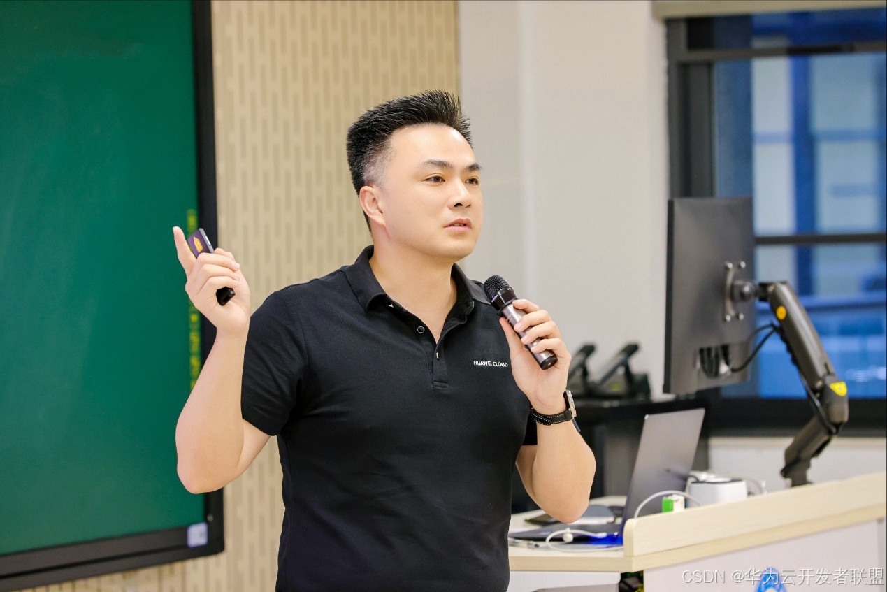 华为云携企业级开发范式走进武汉大学，产学协同培育AI实战人才