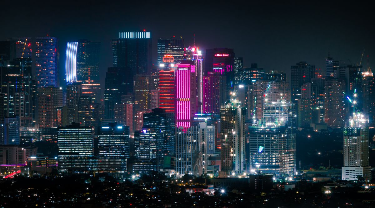 图:城市夜景与数字网络