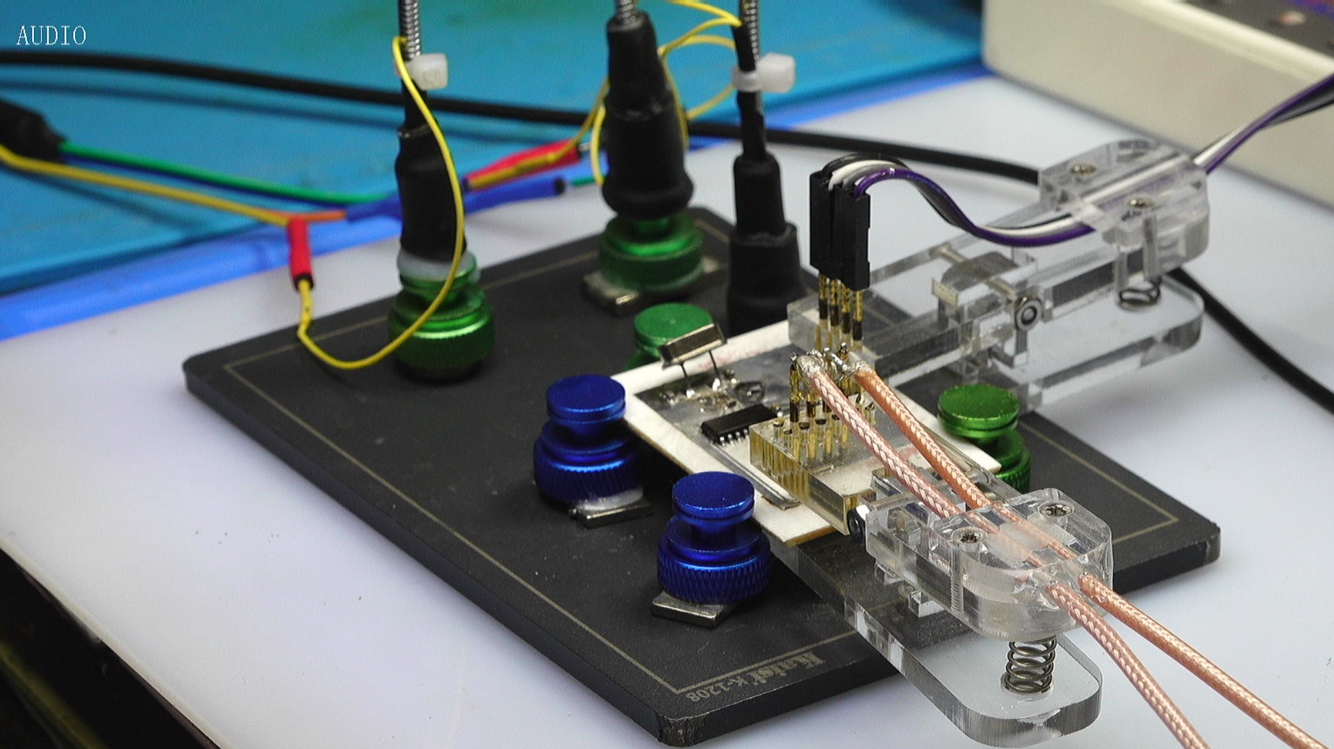  铺设大面积地线, 一分钟之后得到了测试电路板. 