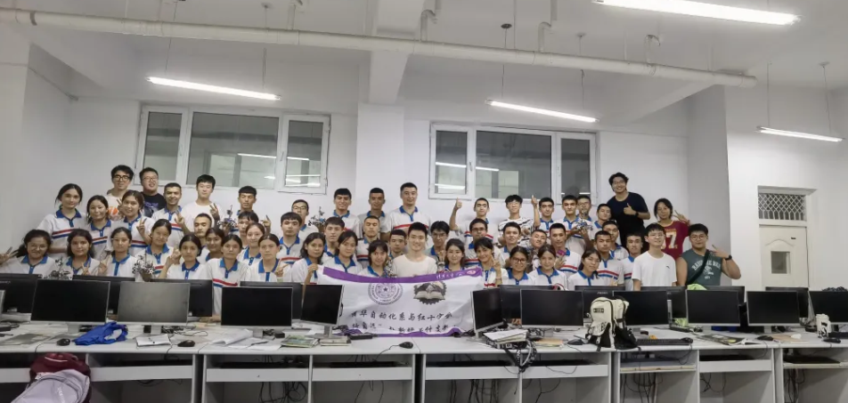 ▲ 图4.1 支队员与高三十九班全体同学合照