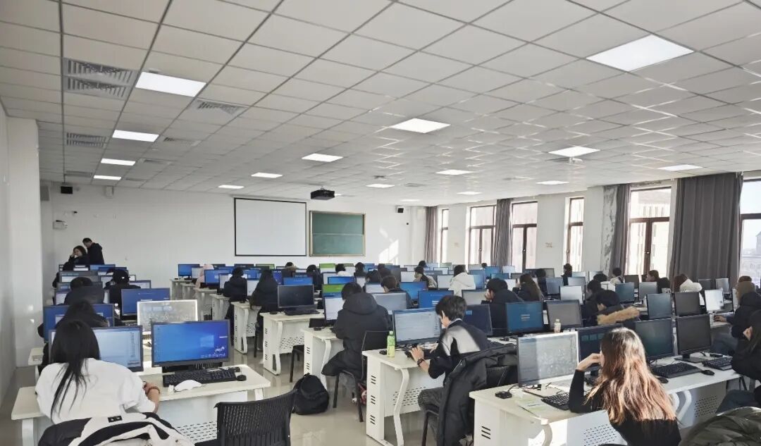 学生们通过麒麟信安云进行课程学习