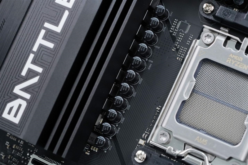 主流玩家的高端主板!七彩虹战斧B850M超级黑刃主板评测:供电散热配置豪华 性价比极佳