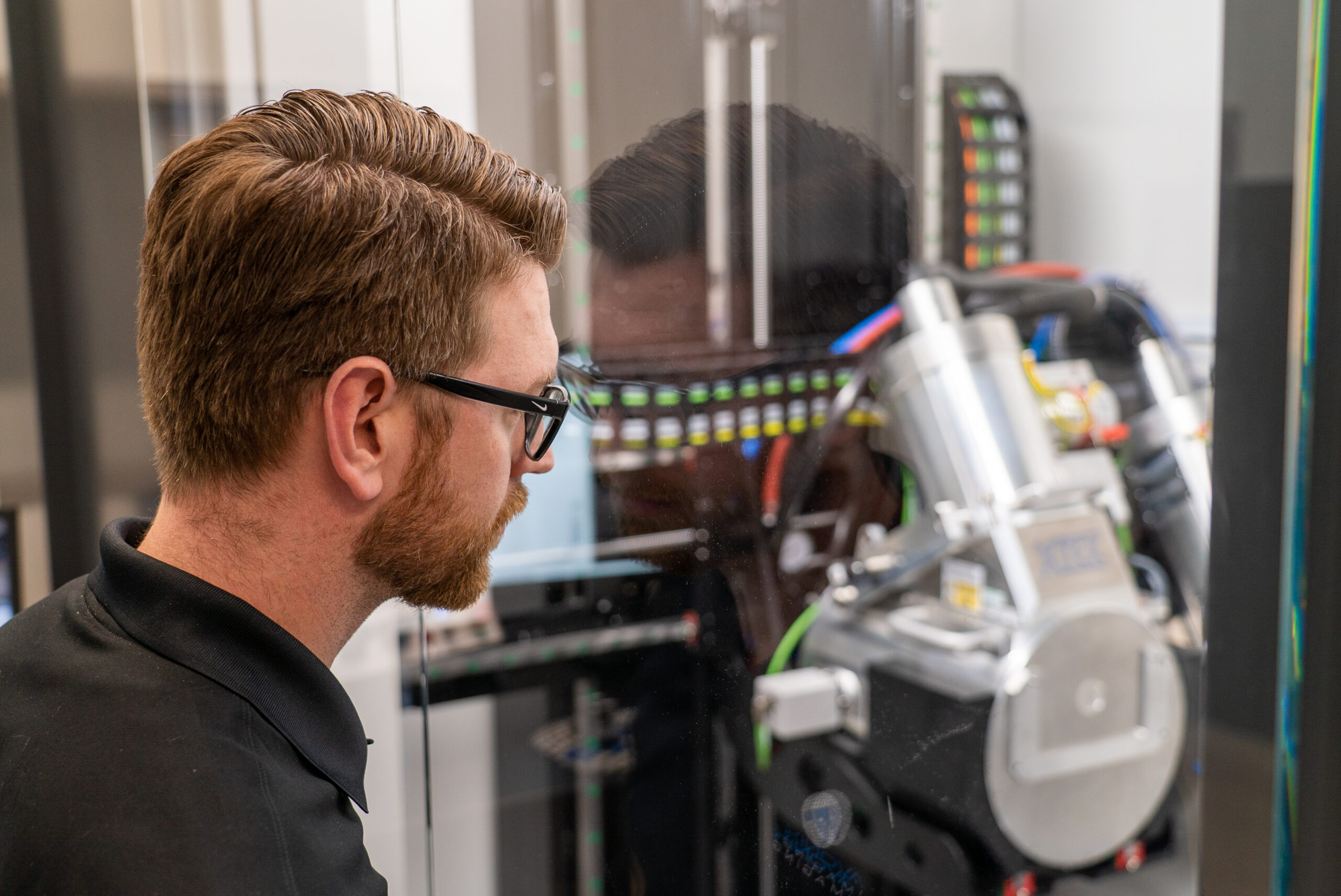 技术人员审查 X 射线检测结果以进行电子质量控制