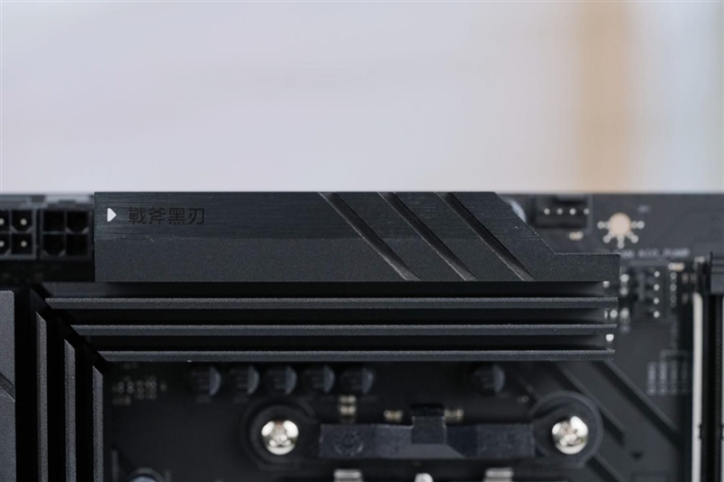 主流玩家的高端主板!七彩虹战斧B850M超级黑刃主板评测:供电散热配置豪华 性价比极佳