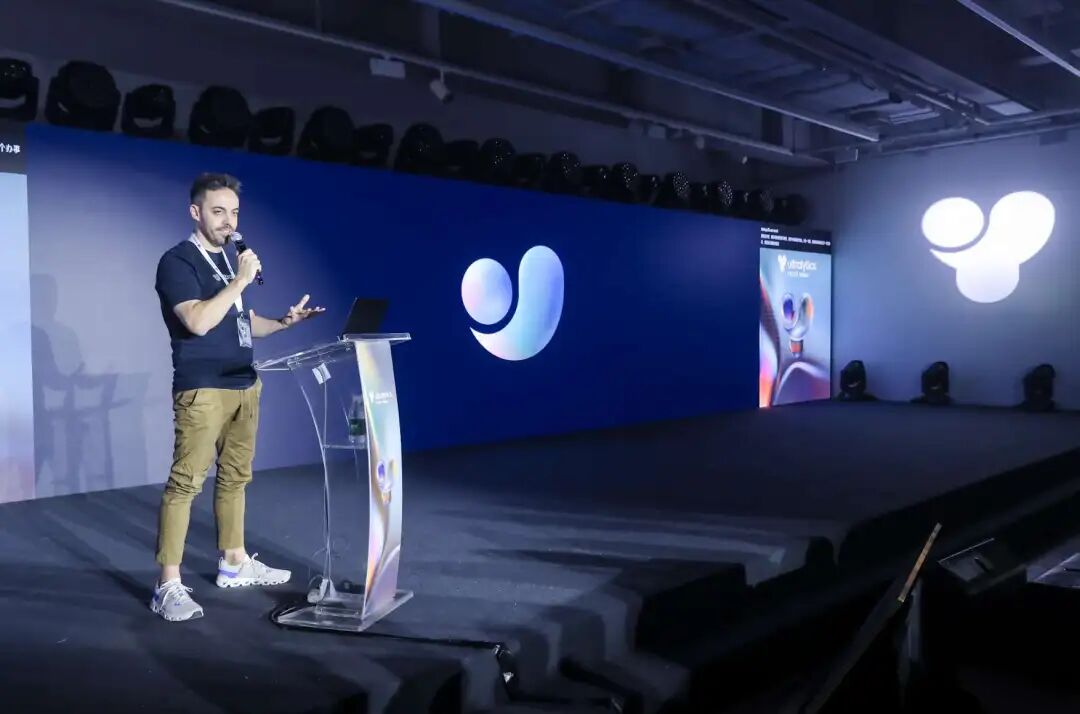 Glenn Jocher 在深圳 YOLO Vision 2025 大会上发言