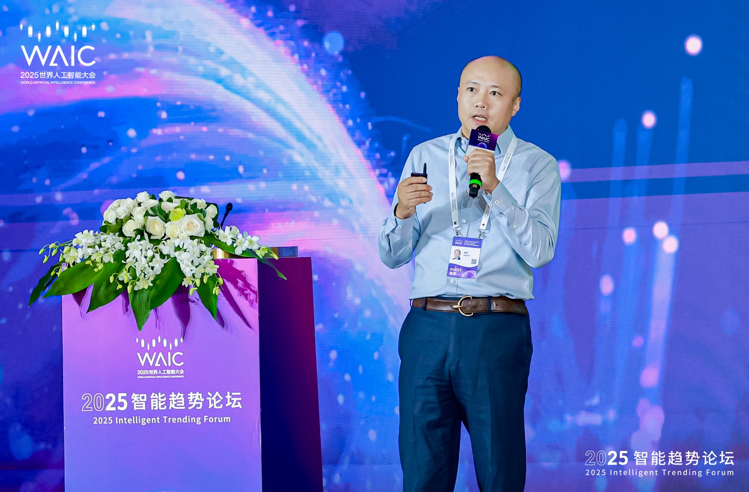 人在舞台上唱歌

AI 生成的内容可能不正确。