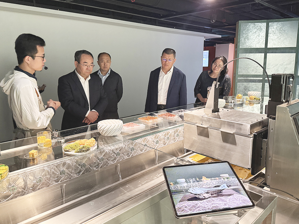 图3_港城大般哥展览馆的“创新演炼”展览让代表团深入了解港城大在创新方面的卓越成就.jpg