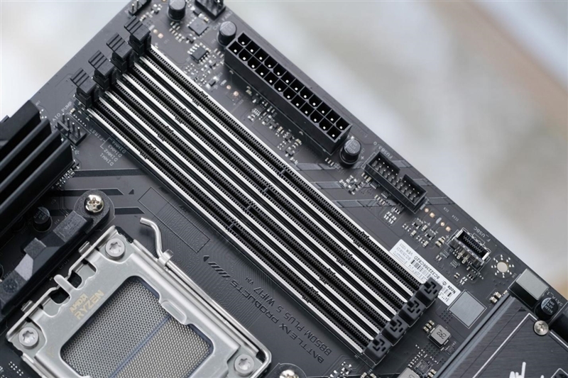 主流玩家的高端主板!七彩虹战斧B850M超级黑刃主板评测:供电散热配置豪华 性价比极佳