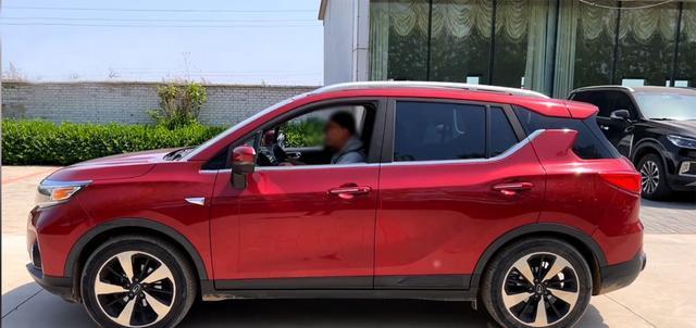 四块砖头困车:前驱车没有能通过的,这是什么原理?