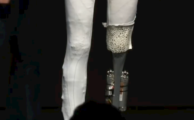 小鹏首款女性机器人现场“脱衣割肉”!历史上第一次机器人证明自己不是人