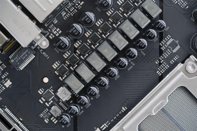 主流玩家的高端主板!七彩虹战斧B850M超级黑刃主板评测:供电散热配置豪华 性价比极佳