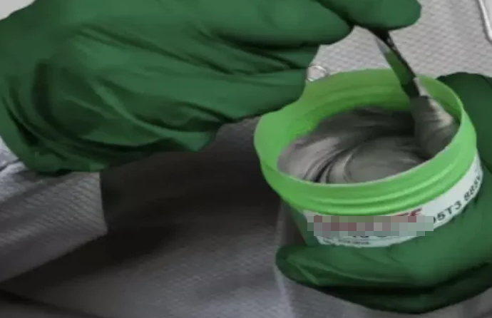 使用干净的工具正确处理锡膏以防止污染