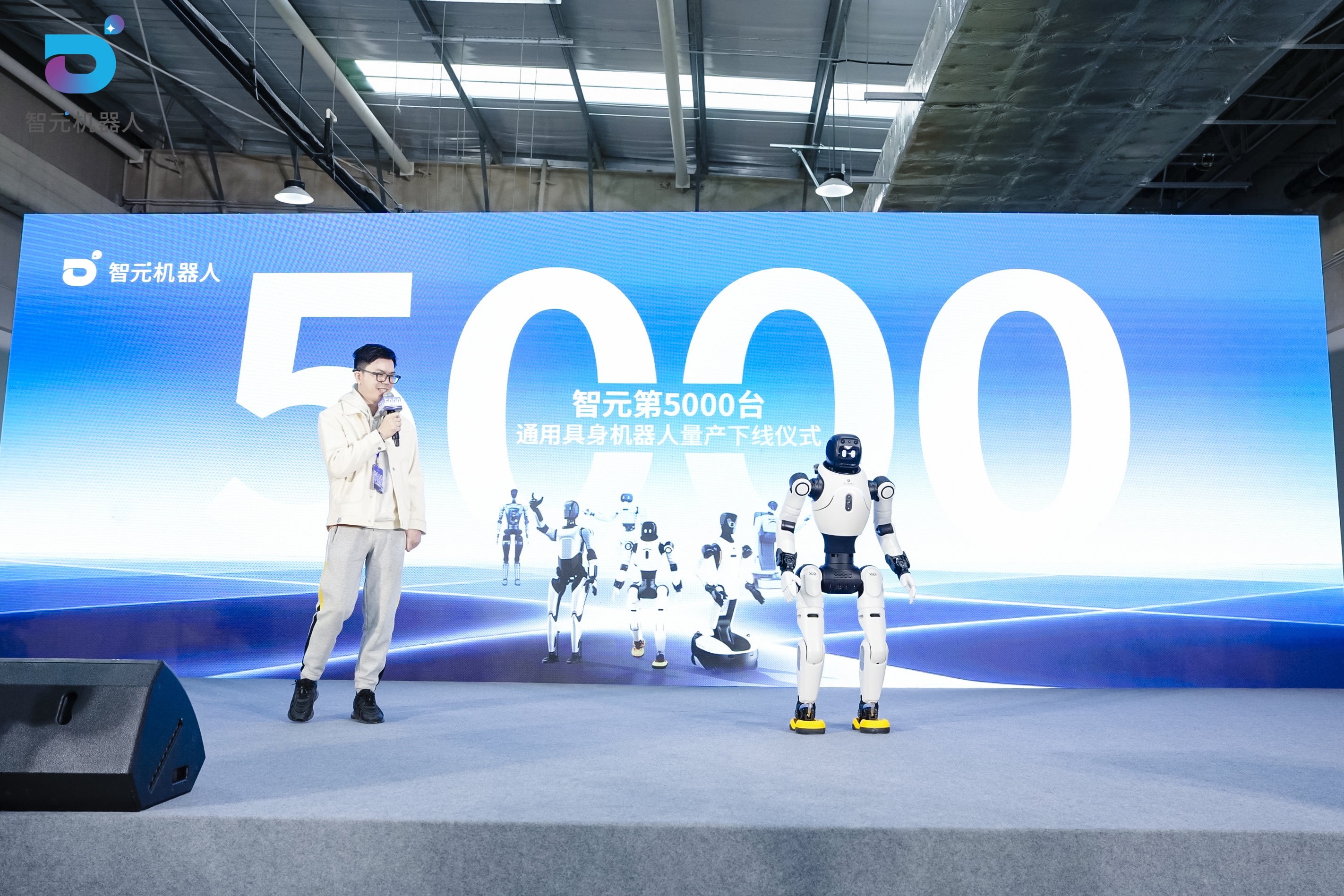 智元机器人第5000台通用具身机器人灵犀X2正式量产下线交付。图片来源:智元机器人
