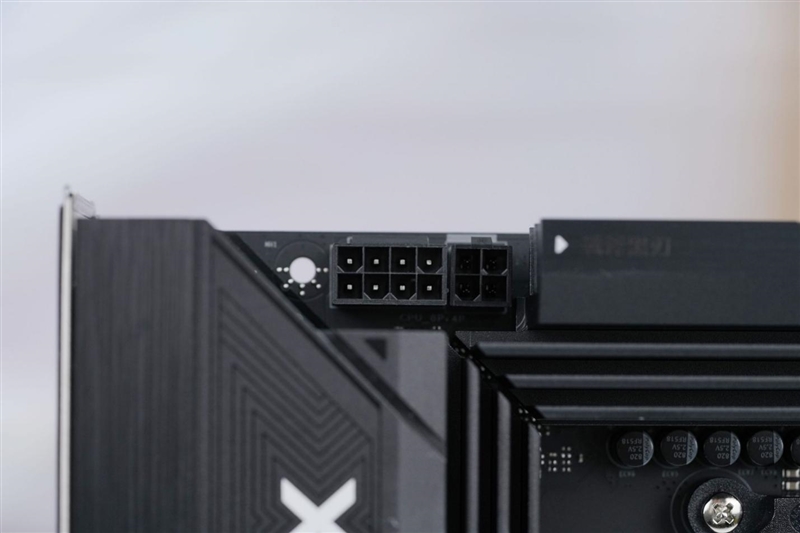 主流玩家的高端主板!七彩虹战斧B850M超级黑刃主板评测:供电散热配置豪华 性价比极佳