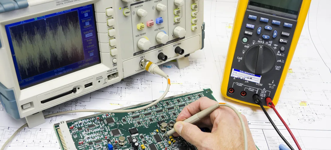 在PCB制造中进行ESD审核的技术人员