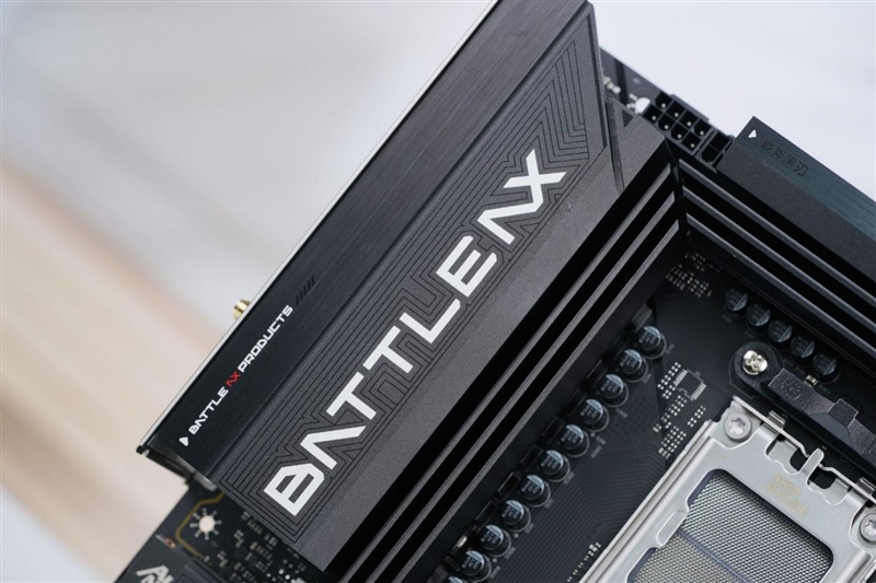 主流玩家的高端主板!七彩虹战斧B850M超级黑刃主板评测:供电散热配置豪华 性价比极佳