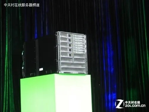 FusionCube A1000 AI超融合一体机在绿色展台上的机架式设备呈现_2