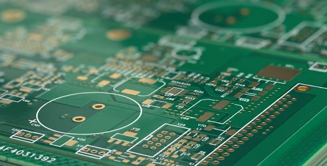 带有绿色阻焊层保护铜迹线的 PCB 特写。