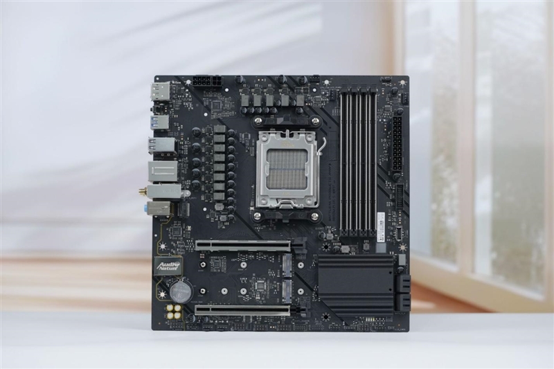 主流玩家的高端主板!七彩虹战斧B850M超级黑刃主板评测:供电散热配置豪华 性价比极佳