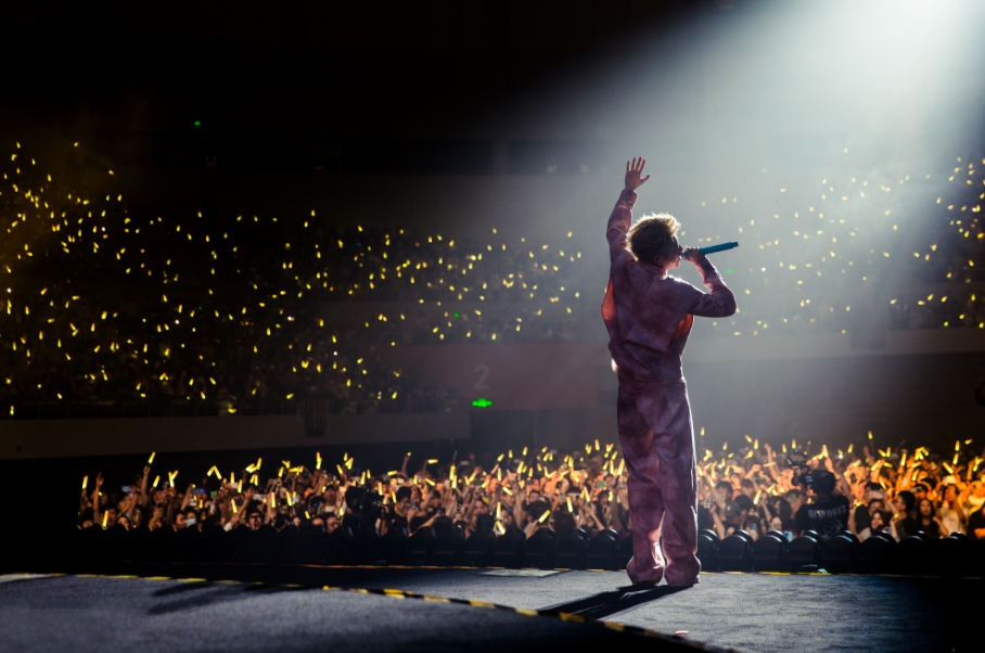 王以太「Love Me Later」2025巡回演唱会深圳站圆满落幕：老友相聚续写青春，粉丝惊喜泪洒现场_深圳国庆演唱会-CSDN博客