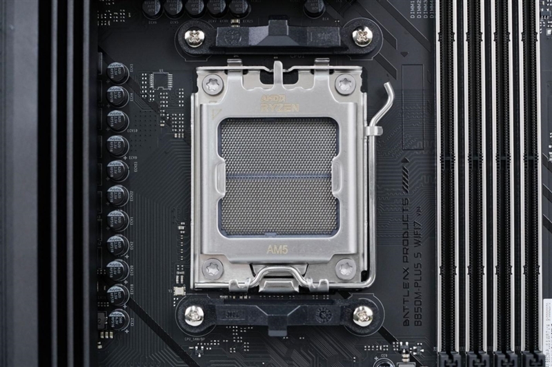 主流玩家的高端主板!七彩虹战斧B850M超级黑刃主板评测:供电散热配置豪华 性价比极佳