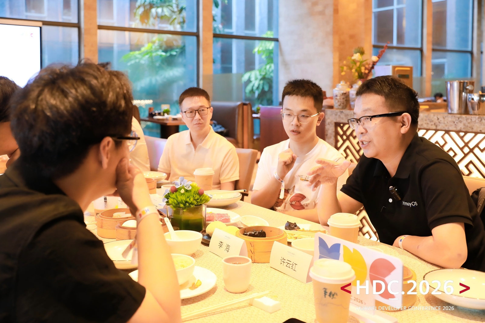 HDC 2026 早餐会:热聊 AI、服务分发与 AI Coding,鸿蒙生态把未来新机会摆上桌(图6) 图片 6.jpg