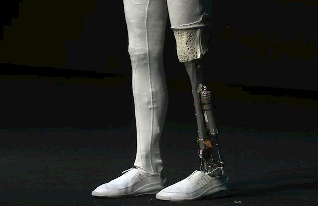 小鹏首款女性机器人现场“脱衣割肉”!历史上第一次机器人证明自己不是人