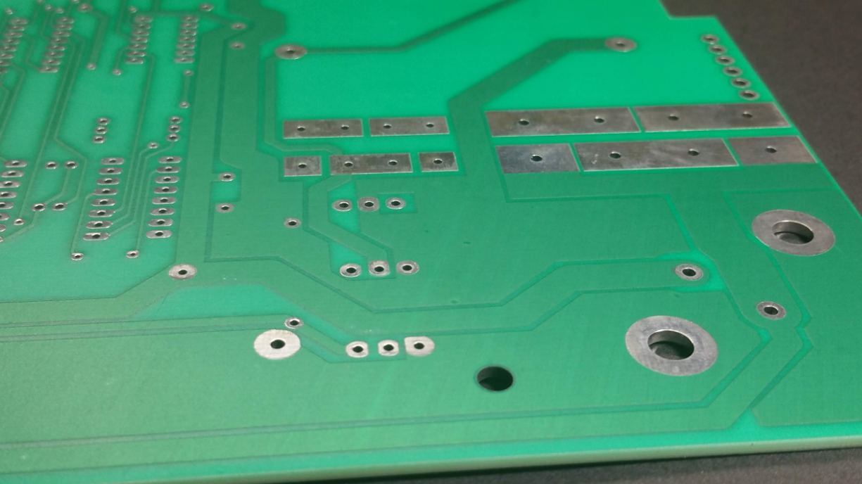 来自早期电子制造的带有绿色阻焊层的老式 PCB